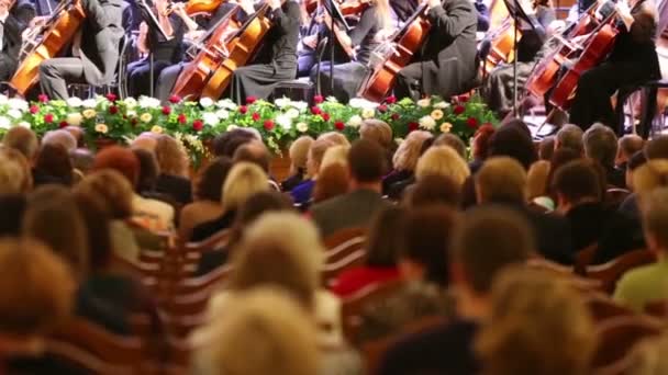 Słuchanie muzyki orkiestrowej audytorium — Wideo stockowe