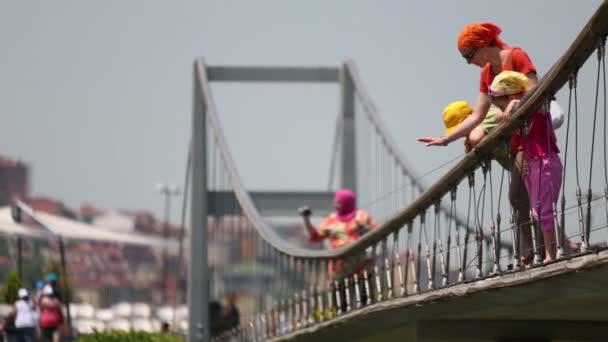 母亲带着孩子站在桥上 — 图库视频影像