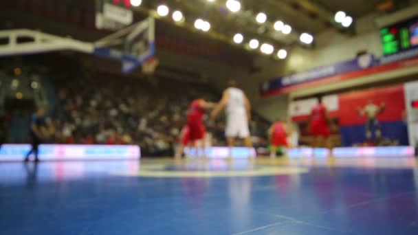 Jogadores jogando basquete — Vídeo de Stock