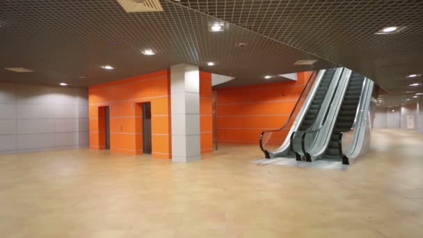 Salón grande moderno vacío con escaleras mecánicas — Vídeo de stock