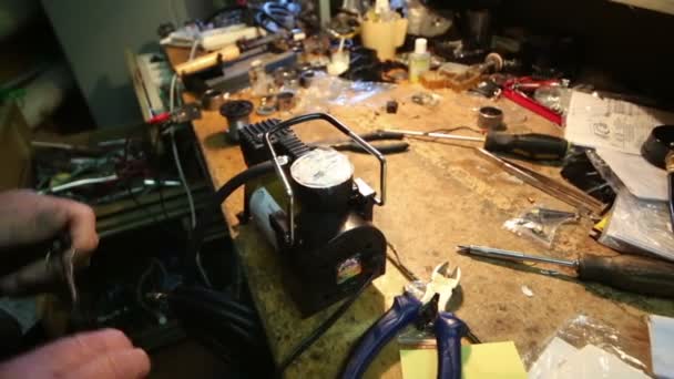 Repairman repairs air pump — Stock Video