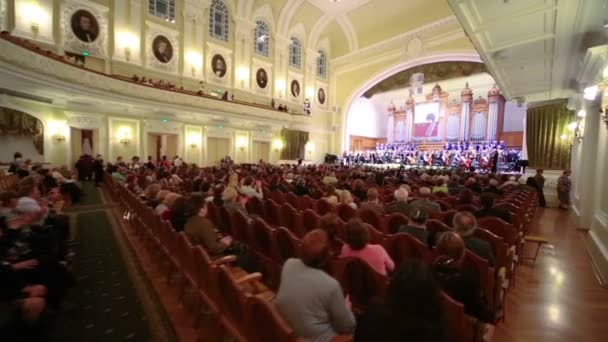 Mensen applaus aan Tsjaikovski Conservatorium van Moskou — Stockvideo
