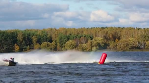 Boot dreht auf Motorboot-Rennshow — Stockvideo