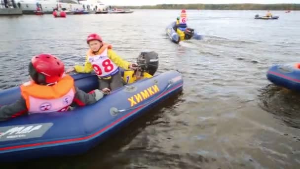 Sailing boats to children races — Stock Video