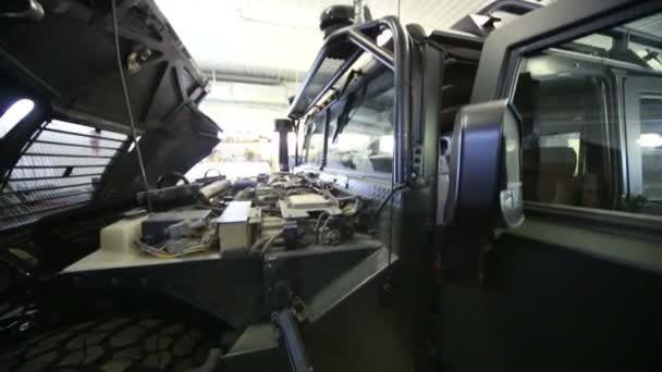 Grande auto militare in officina — Video Stock