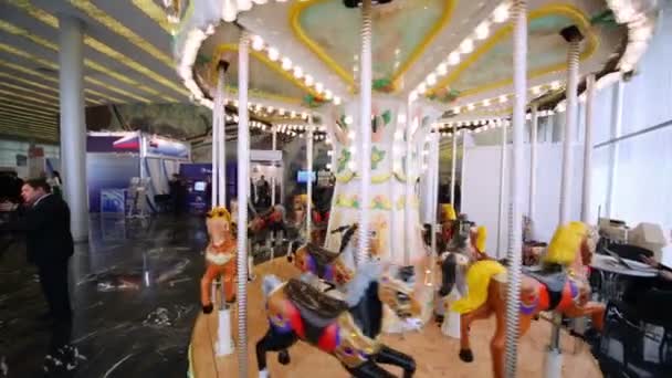 Businessman talking in City Hall with carousel — Stock Video