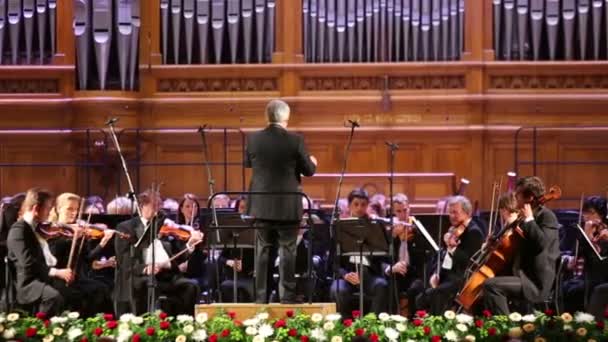 Músicos con violines tocan en la noche de gala — Vídeo de stock