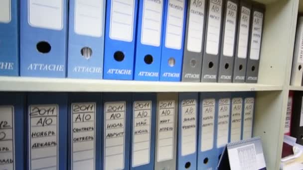 Полки с множеством папок для документов — стоковое видео