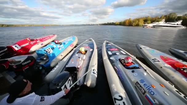 Förberedelse till tävlingar på Powerboat Race Show — Stockvideo
