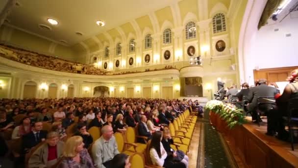 Muzikanten aan Tsjaikovski Conservatorium van Moskou — Stockvideo