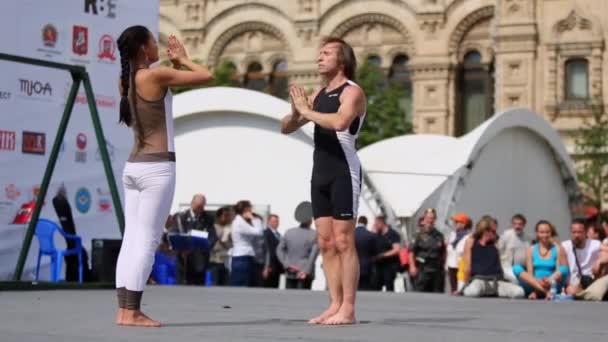 Prestaties van paar yoga op het Rode plein. — Stockvideo