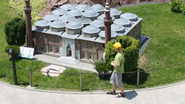 Boy near large model of mosque — Stock Video