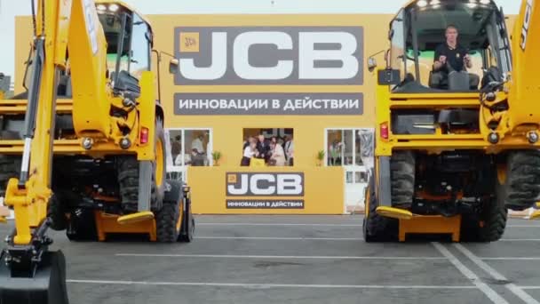 Coppia di escavatori JCB si sollevano — Video Stock