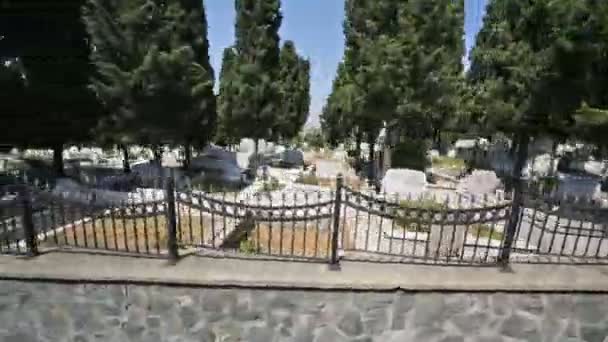 Vue de la voiture en mouvement dans le cimetière — Video