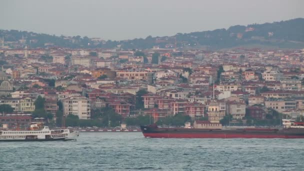 Navi a vela con vecchi edifici sullo sfondo — Video Stock