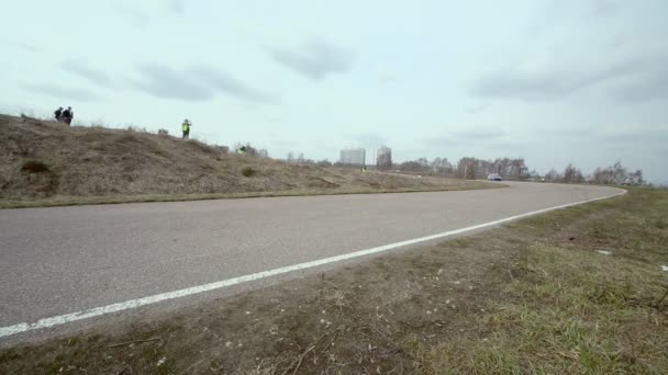 Автомобиль едет рядом с фотографами во время гонки — стоковое видео