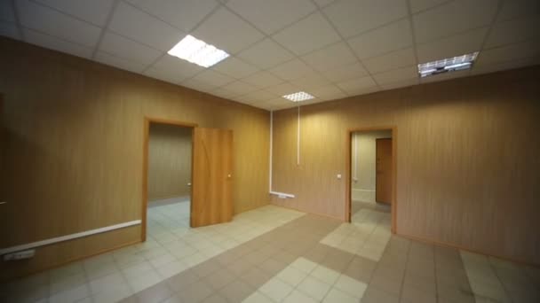 Grande chambre avec murs en bois 