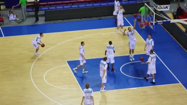 Team treinen voordat spelen basketbal — Stockvideo