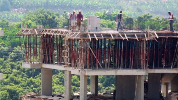 Constructores trabajan en construcción de edificios — Vídeo de stock