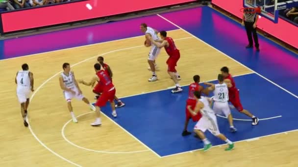 Olympiakos a Lokomotiv Kuban hrát basketbal — Stock video