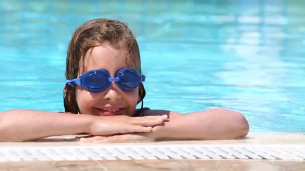 Petite fille souriante dans des lunettes de bain — Video