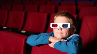 Sinemada 3d gözlük küçük çocuk