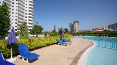 Mavi Havuzu, ağaçlar ve şezlong otelin yakınında