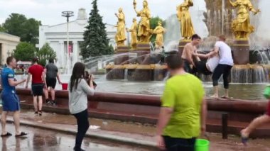 İki erkek kız su atma