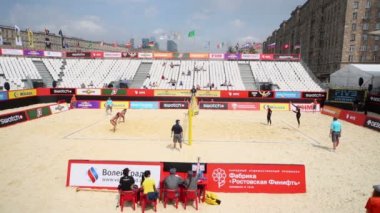 Bayanlar plaj voleybolu sahada oynamak.