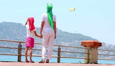 Anne ve kızı parasail arıyorsunuz