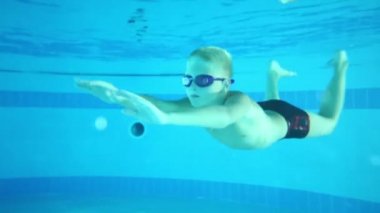 Sarışın çocuk gözlük Yüzme içinde yüzüyor