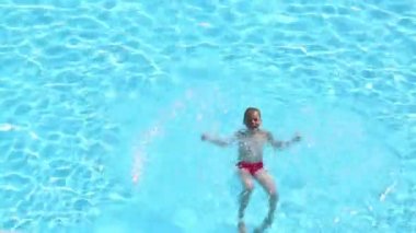 Çocuk Havuzu kenarından iter