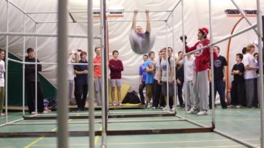 Ücretsiz runner metal yapı üstesinden gelir.