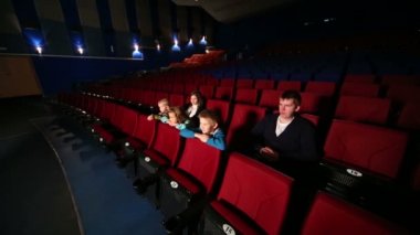 Aile içinde büyük boş sinema salonu