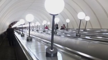 İnsanlarla yürüyen merdiven metroda yolculuk.