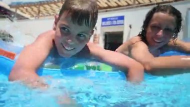 Mutlu anne ve oğlu yüzmek