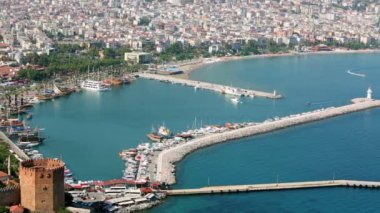 Kızıl Kule, yerleşik gemi ile defne