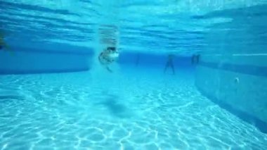 Sualtı Yüzme Havuzu kadında görünümüne