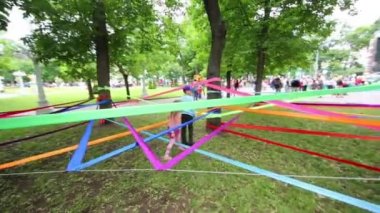 Lastik bantlar ile oynayan iki çocuklar