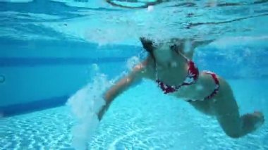 Güzel kız yüzme için sualtı görüntüleme