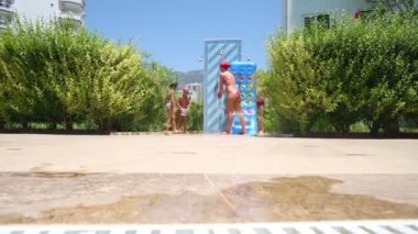 Anne ile kızı su ile eğleniyor