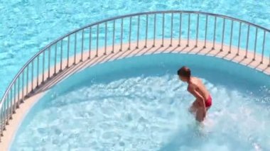 Küçük çocuk havuzu içinde çalışır