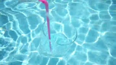 Cam tozu saman ile Havuzda yüzen