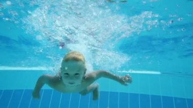 Sevimli küçük çocuk havuzunda dalışlar