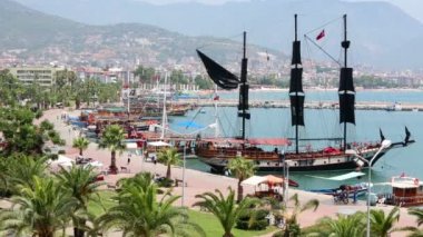 Yatak gemi ve tekneler yanaştı