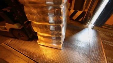 Kamyon yükleyici makine üzerinde çalışan yükler