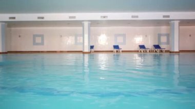 Çocuk gezinme havuzda yüzüyor.