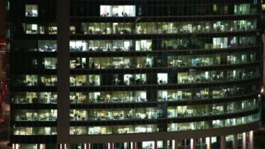 Gökdelenler içinde birçok ışıklar ofiice pencere eşiği