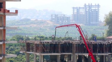 İşçi armatury çerçevesinde doldurur