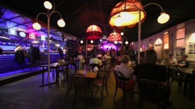 İnsanlar oturmak kafe-kulüpte Gogol